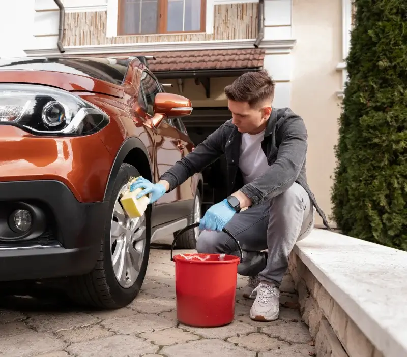 Lavage auto à domicile Notre-Dame-de-Bondeville : professionnel intervenant sur un véhicule